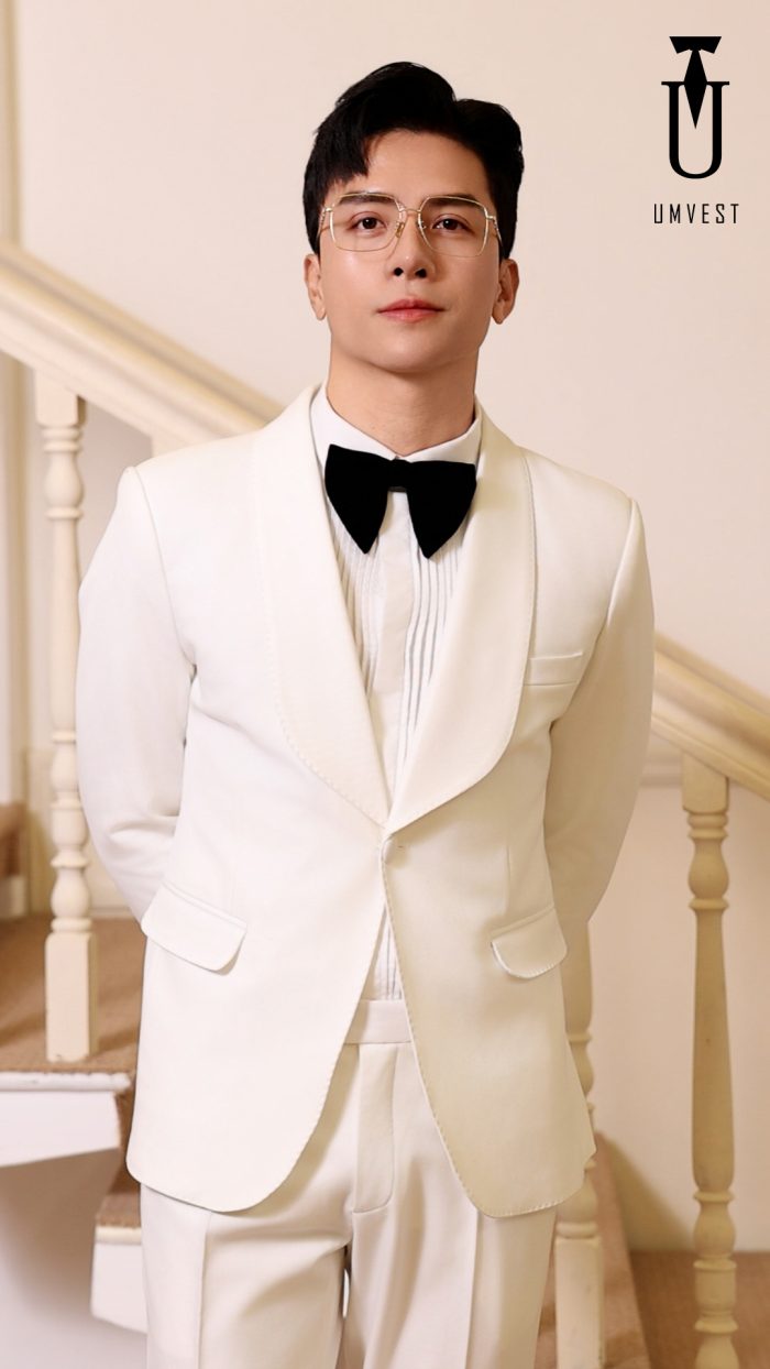 Tuxedo Nam Màu Trắng giúp bạn trở thành bạch mã hoàng tử