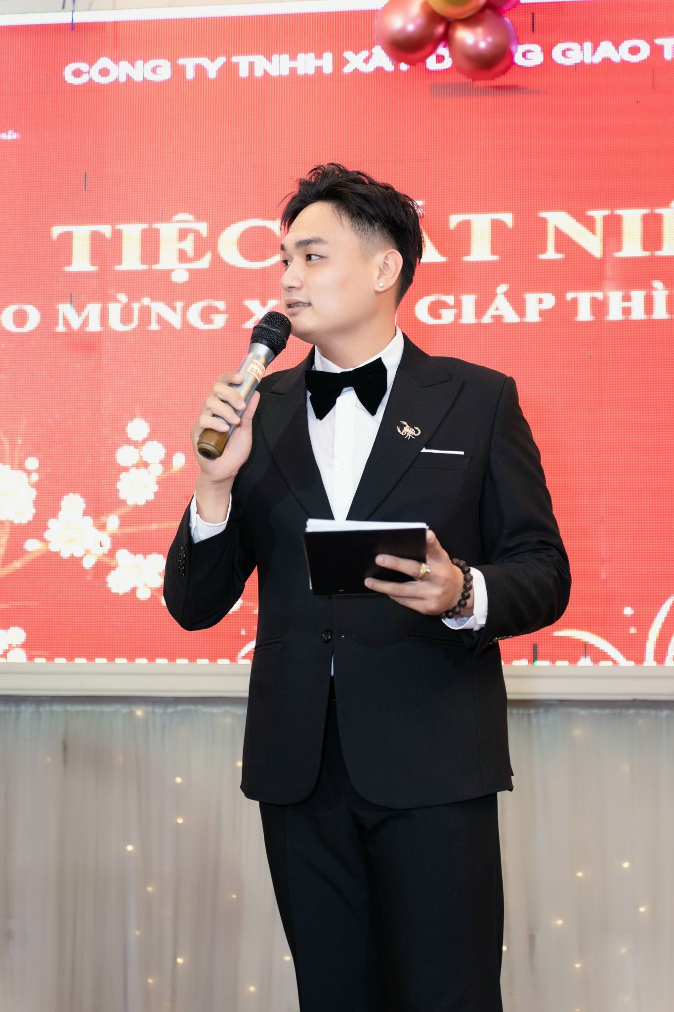 Vest Nam đen là item đầu tiên trong mọi sự kiện