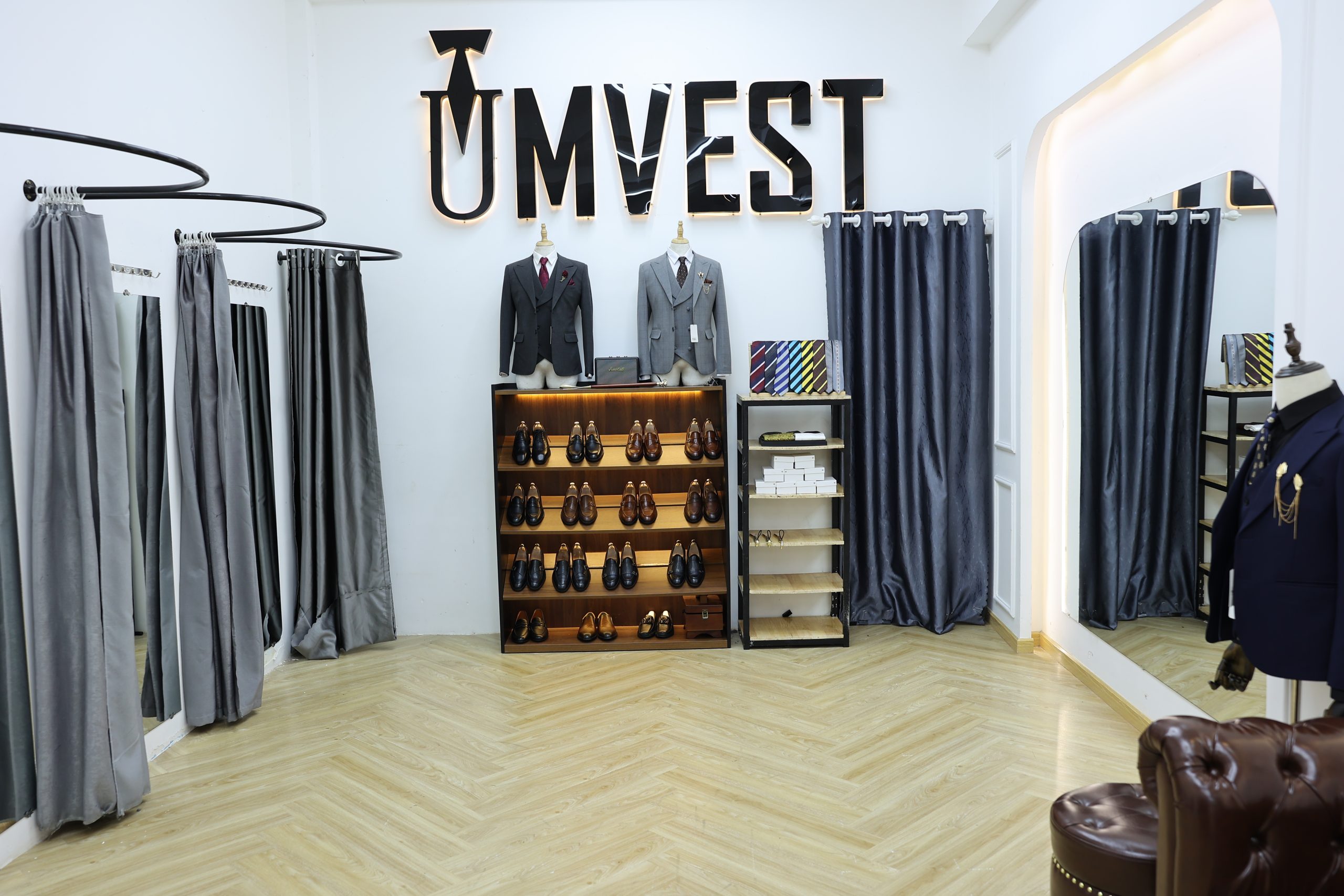 Đa dạng các kiểu giày để phối với vest