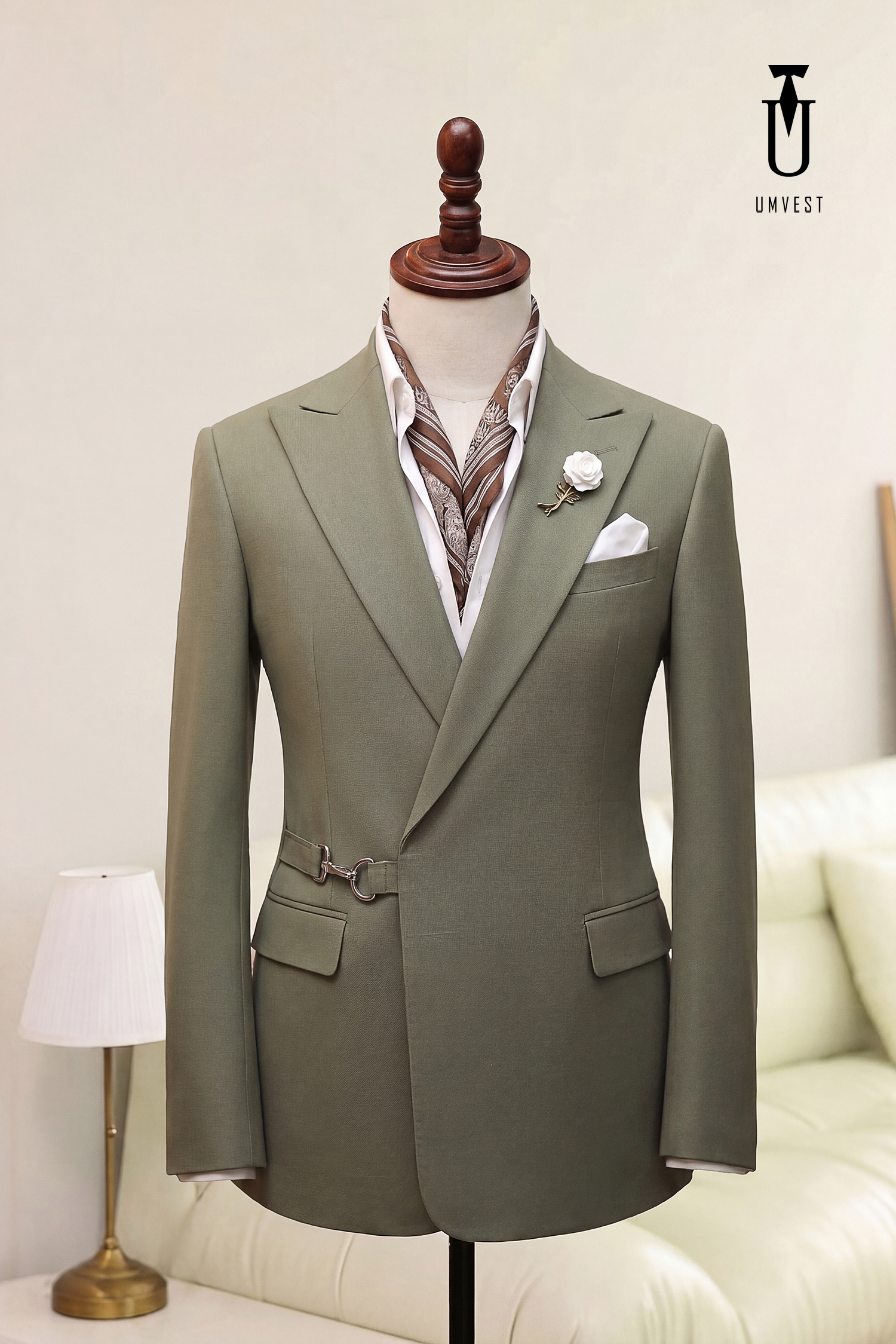 BỘ VEST NAM MÀU RÊU KHÓA PHỐI KHĂN CỔ (1)