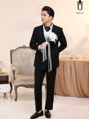 Vest Chú Rể Đen Nhũ Khóa Phối Khăn Cổ