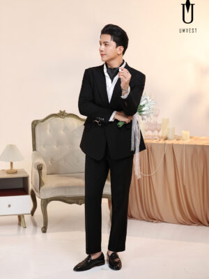 Vest Chú Rể Đen Nhũ Khóa Phối Khăn Cổ