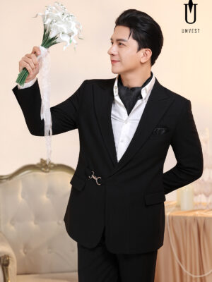 Vest Chú Rể Đen Nhũ Khóa Phối Khăn Cổ