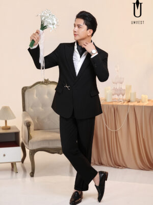 Vest Chú Rể Đen Nhũ Khóa Phối Khăn Cổ