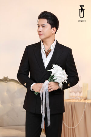 Vest Chú Rể Đen Nhũ Khóa Phối Khăn Cổ
