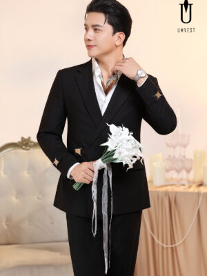 Vest Chú Rể Đen Nhũ Khóa Phối Khăn Cổ
